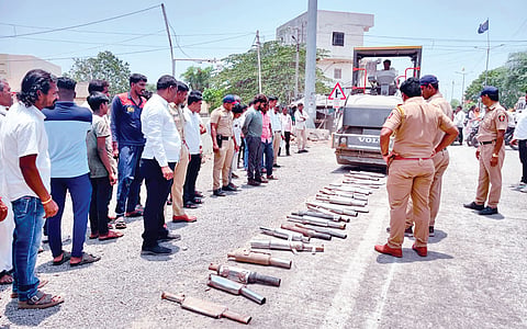 Solapur: बुलेटच्या 37 कर्कश सायलेन्सरवर रोलर