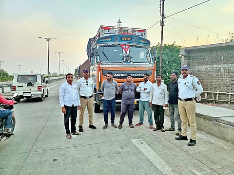 Solapur Police: रस्त्यावर वाहने लावल्यास आता थेट गुन्हे दाखल होणार