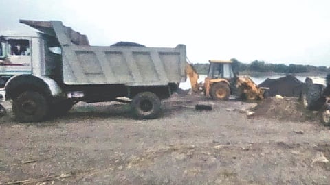 Bhima river sand theft: भीमा नदी वाळू तस्करांनी पोखरली