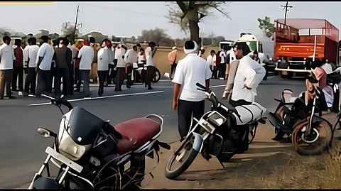 Washim Accident : लग्नावरून परतताना काळाचा घाला; मेहकर-मालेगाव महामार्गावर भीषण अपघातात तिवळी येथील दुचाकीस्वाराचा जागीच मृत्यू