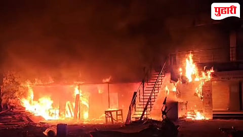 Solapur fire news | टेंभुर्णीत भीषण आग; चार ते पाच दुकाने जळून खाक, कोट्यवधींचे नुकसान