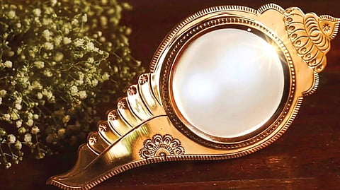 Glassless mirror technology |