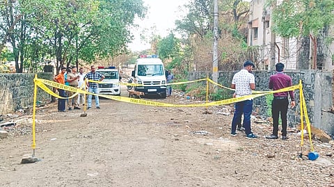 जयसिंगपूर : येथील खून झालेल्या स्थळी पंचनामा करताना पोलिस.