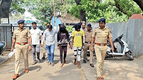 इचलकरंजी : महापालिका कर्मचार्याच्या खूनप्रकरणी संशयितांना न्यायालयासमोर हजर करताना गावभाग पोलिस.