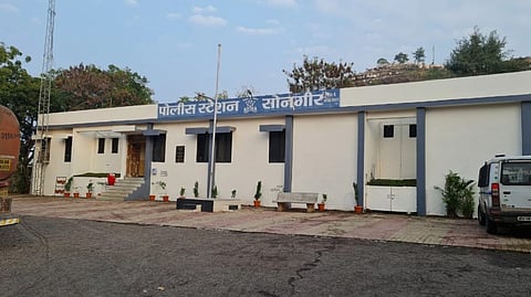Dhule crime | भर दिवसा ड्रायफ्रुट व्यापाऱ्याला लुटले; सोनगीर शिवारात चोरट्यांचा धुमाकूळ