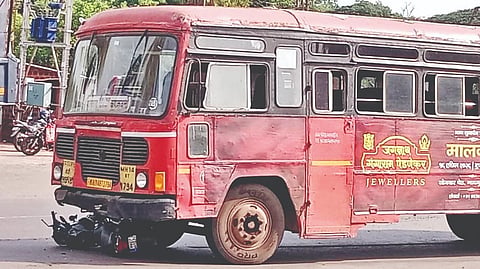 Sindhudurg Accident : एसटी बसची धडक बसून दुचाकीस्वार गंभीर जखमी