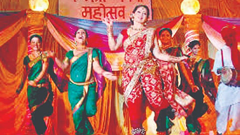 Barshi art center raid: नियमभंग करणाऱ्या कला केंद्रावर छापा