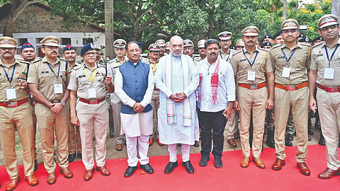 गडचिरोली येथील कारकिर्दीत धाडसी, कौतुकास्पद कामगिरीबद्दल कोल्हापूरचे पोलिस अधीक्षक नीलोत्पल यांचा केंद्रिय गृहमंत्री अमित शहा यांच्या हस्ते गौरव झाला. यावेळी पोलिस दलातील वरिष्ठ अधिकारी उपस्थित होते.