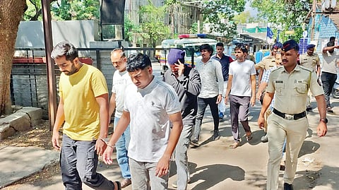 इचलकरंजी : ऑनलाईन बेटिंगप्रकरणी ताब्यात घेतलेल्या संशयितांना न्यायालयासमोर हजर करताना शिवाजीनगर पोलिस.