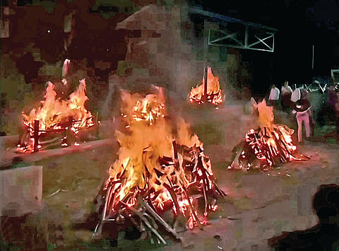 Satara Accident: सामूहिक अंत्यसंस्कारांनी हेलावली गावे