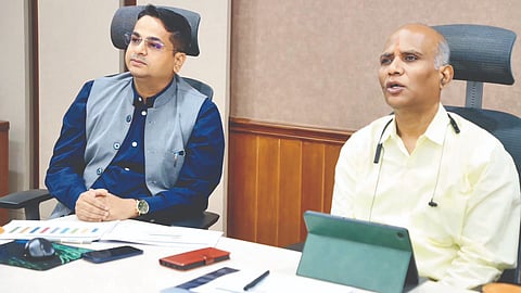 कोल्हापूर : बैठकीत बोलताना राज्याचे मुख्य निवडणूक अधिकारी एस. चोकलिंगम. सोबत जिल्हाधिकारी डॉ. विजय राठोड.