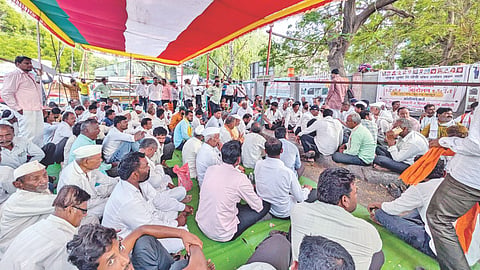 Solapur farmers protest | खात्यात ऊसबिल जमा झाल्याशिवाय उठणार नाही : शेतकरी आक्रमक