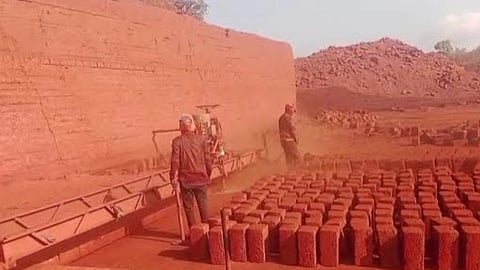 Goa - बेकायदा चिरेखाणप्रकरणी जप्तीच्या नोटिसा