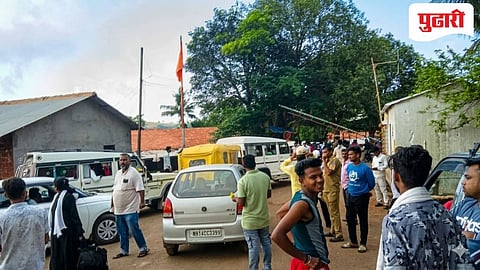 विशाळगड उरुसासाठी भाविकांची केंबुर्णेवाडी नाक्यावर झालेली गर्दी.