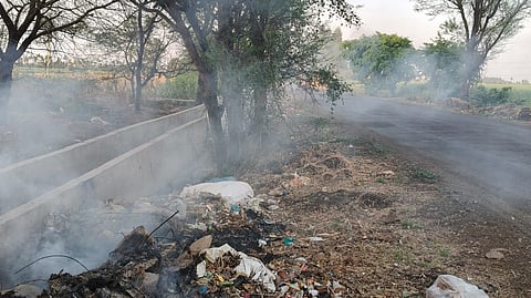Plastic waste burning | टाकवडे-इचलकरंजी रस्त्यावर प्लास्टिक कचरा जाळण्याचा बेकायदेशीर प्रकार; नागरिकांत तीव्र संताप!