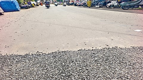 कोल्हापूर ः चांगल्या रस्त्यावर केलेले डांबरीकरण.