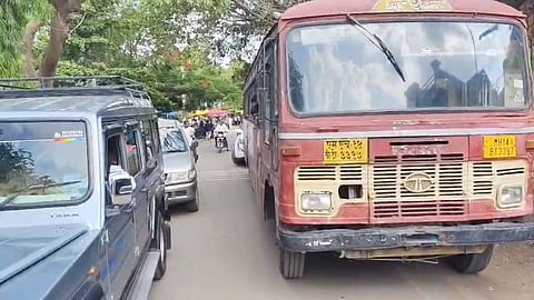 khidrapur News : खिद्रापूरमध्ये एसटी चालकाच्या मनमानीमुळे वाहतूक विस्कळीत