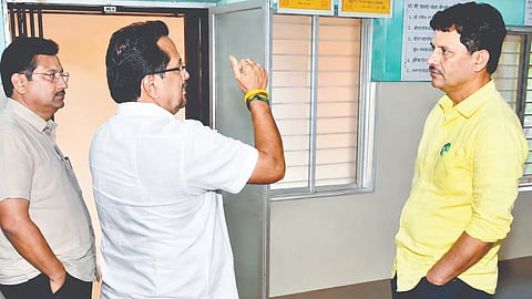 कोल्हापूर : पालकमंत्री प्रकाश आबिटकर यांनी आमदार चंद्रदीप नरके यांची भेट घेत नाराजी दूर केली.