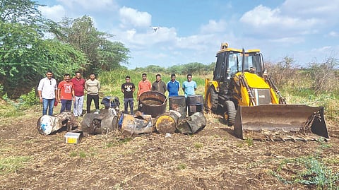 Sangli illegal liquor crackdown: सांगलीत जेसीबीने गावठी हातभट्टी उद्ध्वस्त
