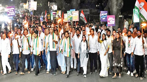 कोल्हापूर ः नीट, सीबीएसई परीक्षा घोटाळ्याच्या निषेधार्थ सोमवारी युवक काँग्रेसच्या वतीने कँडल मार्च काढण्यात आला. यावेळी युवक काँग्रेसचे राष्ट्रीय अध्यक्ष उदयभानू चिब, आमदार सतेज पाटील, माजी आमदार ऋतुराज पाटील आदी सहभागी झाले होते.