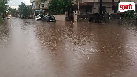 जयसिंगपूर येथे लक्ष्मी रोड परिसरात पाण्याचा निचरा न झाल्याने अनेक घरांमध्ये पाणी शिरले
