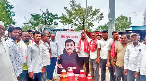 Tukaram Munde: माढामध्ये तुकाराम मुंडेंच्या प्रतिमेस दुग्धाभिषेक