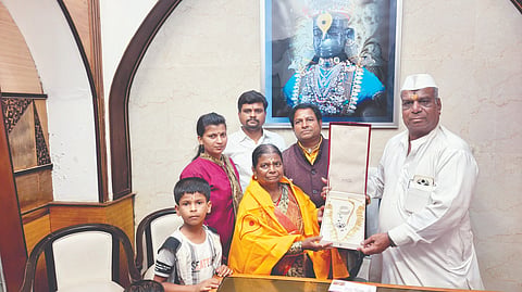 Vitthal Rukmini temple: सुवर्ण तुळशी पानांचा हार श्री विठ्ठलास अर्पण