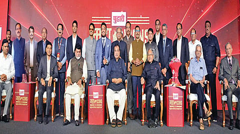 मुंबई : महाराष्ट्राच्या सर्वांगीण विकासात तसेच राष्ट्रउभारणीत उल्लेखनीय योगदान देणाऱ्या विविध क्षेत्रांतील मान्यवरांचा गौरव ‘पुढारी’ माध्यम समूहातर्फे आयोजित ‘महा आयकॉन २०२६’ सोहळ्यात गुरुवारी करण्यात आला. परळच्या ‘आयटीसी ग्रँड मराठा’मध्ये झालेल्या या सोहळ्यात उद्योग, शिक्षण, आरोग्य, सामाजिक कार्य, विज्ञान, प्रशासन आणि नवोन्मेष क्षेत्रांत उल्लेखनीय कामगिरी करणाऱ्या मान्यवरांचा सन्मान करण्यात आला. या सोहळ्याचे सत्कारमूर्ती महावितरणचे अध्यक्ष व व्यवस्थापकीय संचालक लोकेश चंद्र, झोपडपट्टी पुनर्वसन प्राधिकरणाचे मुख्य कार्यकारी अधिकारी डॉ. महेंद्र कल्याणकर, न्याती इंजिनिअर्स अँड कन्सल्टंटस्चे डॉ. नितीन न्याती, मेनन अँड मेनन लिमिटेडचे विजय मेनन, सूर्यदत्ता एज्युकेशन फाऊंडेशनचे डॉ. संजय चोरडिया, ध्रुव ॲकॅडमीच्या अनिष्का मालपानी, चंदूकाका सराफ अँड सन्स ज्वेल्सचे सिद्धार्थ शहा, बिग मिश्रा पेढेचे संजय मिश्रा, दीपक बिल्डर्सचे दीपक चांदे, व्हीटीपी रिॲल्टीचे भूषण पलरेशा, निखिल ग्रुपचे योगेश पसलकर, वर्धमान ऑर्थो केअरचे डॉ. महावीर पाटील, महा एनजीओ असोसिएशनचे डॉ. युवराज येडुरे, सुप्रीम फॅसिलिटी मॅनेजमेंट सर्व्हिसेसचे लालासाहेब व्ही. शिंदे, अल्ट्रा ग्रीन पॉवर नेक्ससचे सुशांत दोशी, केन ॲग्रो एनर्जी इंडियाचे पृथ्वीराज देशमुख, मॅक्स ग्रुपचे सौरभ शॉ, साई जीवन कॉर्पोरेटचे उत्तमराव जाधव छायाचित्रात दिसत आहेत. समोर बसलेले सत्कारमूर्ती आप्पासाहेब धर्माधिकारी यांच्या वतीने पुरस्कार स्वीकारणारे त्यांचे चिरंजीव सचिन धर्माधिकारी, उजवीकडे जीवनगौरव पुरस्काराचे मानकरी ज्येष्ठ अणुशास्त्रज्ञ डॉ. अनिल काकोडकर, हिरानंदानी समूहाचे निरंजन हिरानंदानी असून, मध्यभागी प्रमुख पाहुणे केंद्रीय मंत्री नितीन गडकरी, उद्योगमंत्री उदय सामंत, ‘पुढारी’ समूहाचे चेअरमन इमिरेटस् व मुख्य संपादक डॉ. प्रतापसिंह जाधव, ‘पुढारी’ समूहाचे चेअरमन व समूह संपादक डॉ. योगेश जाधव दिसत आहेत.