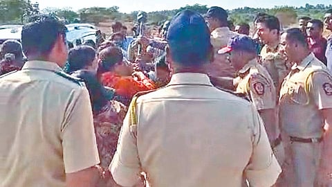 Shaktipith Highway Protest: शेतकऱ्यांसह महिलांनी अंगावर ओतून घेतले पेट्रोल