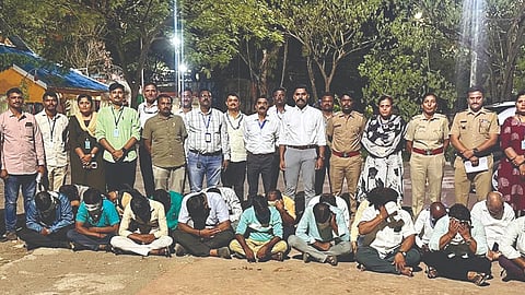 Solapur illegal alcohol service: विनापरवाना मद्य पिण्यास देणाऱ्या हॉटेलवर कारवाई