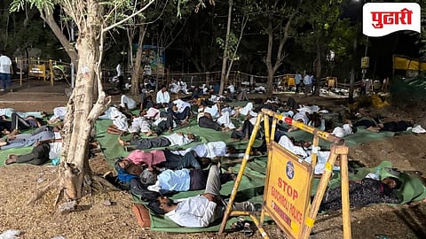 प्रशासनाविरोधा सुरु असलेल्या आंदोलनात शेतकऱ्यांनी घरी न जाता जिल्हाधिकारी कार्यालयासमोर रात्र काढली.