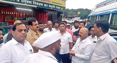 Satara News: पोलिसांकडून पालिका कर्मचाऱ्यास धक्काबुक्की