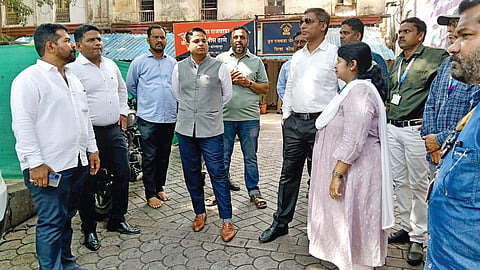 कोल्हापूर : जिल्हाधिकारी डॉ. विजय राठोड व महापालिका आयुक्त डॉ. राजेंद्र भारूड यांनी अंबाबाई मंदिर परिसरात पाहणी केली.