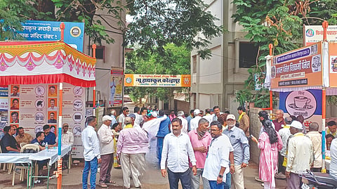 कोल्हापूर : अखिल भारतीय मराठी चित्रपट महामंडळ निवडणुकीसाठी मतदान केंद्रावर झालेली मतदारांची गर्दी.