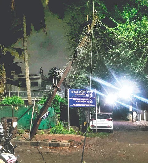 कोल्हापूर : ट्रकच्या धडकेत सायबर चौक परिसरातील खांब वाकल्याने विद्युत वाहिन्या रस्त्यावर लोंबकळत होत्या.