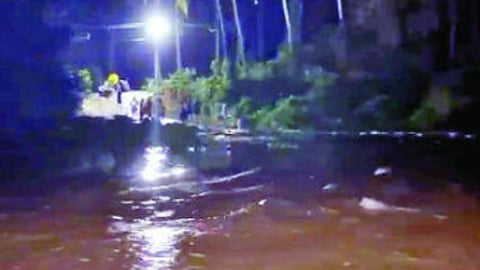 पेडणे : चांदेल-हसापूर येथील पर्यायी मार्ग पाण्याखाली गेल्याने
लोकांची गैरसोय होत आहे.