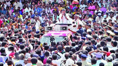 कनकपुरा : रोड शोवेळी कार्यकर्त्यांशी संवाद साधताना मुख्यमंत्री डी. के. शिवकुमार.