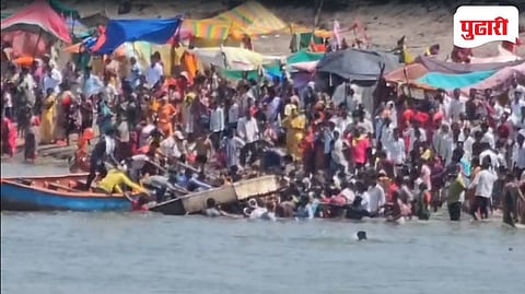 Purushottam Puri boat accident | मोठी दुर्घटना टळली! पुरुषोत्तम पुरी येथे ३५ भाविकांची बोट सिंदफणा नदीत उलटली