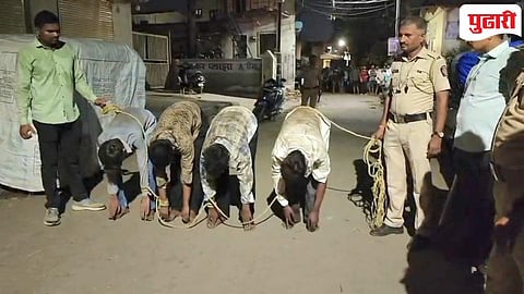 ताब्यात घेतलेल्या चार हल्लेखोरांची पोलिसांकडून भररस्त्यात धिंड काढत त्यांना उठा-बशा काढयला लावल्या
