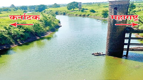 दत्तवाड : दूधगंगा नदीत पाणी उपलब्ध आहे. महाराष्ट्रात बंदी; मात्र कर्नाटकात उपसा सुरू आहे.