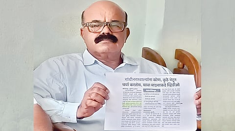 कोल्हापूर : पत्रकार परिषदेत दै. ‘पुढारी’ मधील बातमीचे कात्रण दाखवताना दिलीप देसाई.