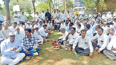 कोल्हापूर : उपसाबंदी विरोधात इरिगेशन फेडरेशनतर्फे गुरुवारी सिंचन भवनसमाेर झुणका-भाकर आंदोलन केले.