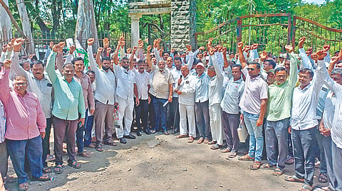 कोल्हापूर : उपसा बंदी शिथिल करावी, या मागणीसाठी स्वाभिमानी शेतकरी संघटनेच्या वतीने शुक्रवारी जिल्हाधिकारी कार्यालयाबाहेर आंदोलन करण्यात आले. यावेळी माजी खासदार राजू शेट्टी यांच्यासह पदाधिकारी.