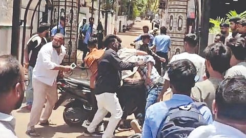 Belgaum Crime: दोन गटांत वाद; पोलिसांवरच हल्ला