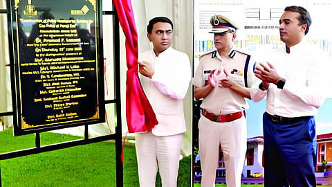 पणजी पोलिस मुख्यालयाच्या इमारतीच्या नामफलकाचे अनावरण करताना मुख्यमंत्री डॉ. प्रमोद सावंत. बाजूला पोलिस महासंचालक अलोक कुमार व इतर मान्यवर.