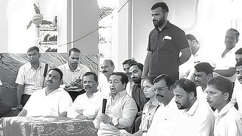 आजगाव येथे ग्रामस्थांशी संवाद साधताना मंत्री नितेश राणे. सोबत प्रमोद कामत, रितेश राऊळ, संजू परब, अॅड. स्वप्निल प्रभू आजगावकर, यशस्वी सौदागर, महेश सारंग, अजित नातू (छाया : हरिश्चंद्र पवार)