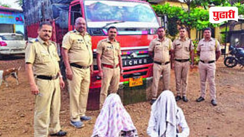 कणकवली : जप्त करण्यात आलेल्या दारू आणि संशयितांसह पोलिस अधिकारी व कर्मचारी.