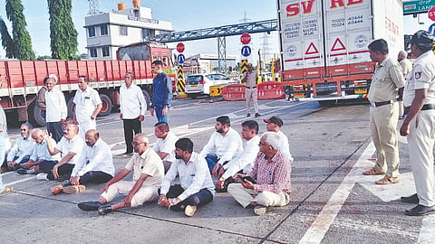 Karnataka: लोकशाही देशात कर्नाटकी ठोकशाही