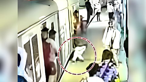 Dombivli Accident : खाकी वर्दीतील ‘सुपरमॅन’! जीवाची पर्वा न करता GRP जवान शेळकेंनी मृत्यूच्या जबड्यातून वृद्धाला खेचले बाहेर