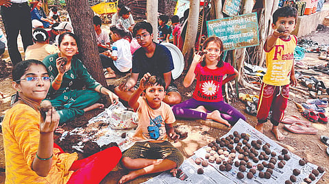 Seedball campaign Solapur: स्मृती वन उद्यानात सोलापूरकरांनी बनवले सीडबॉल